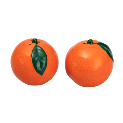 Saleiro e pimenteiro em forma de laranjas com folhas verdes