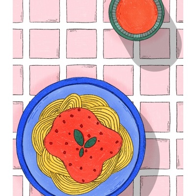 Prato azul com esparguete e molho vermelho e copo verde com bebida vermelha