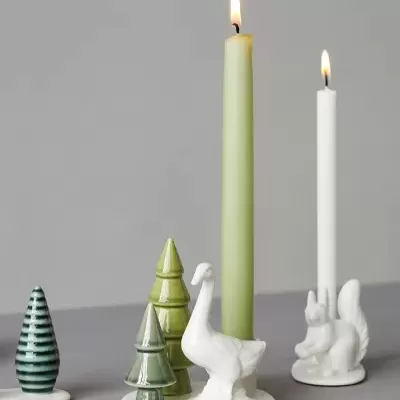 Suporte de vela decorativo com ganso, esquilo e árvores verdes em cerâmica