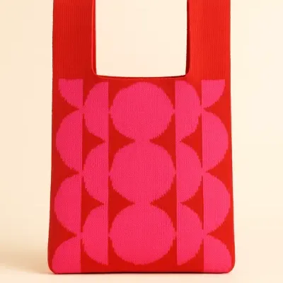 Saco tricotado vermelho com padrão geométrico rosa