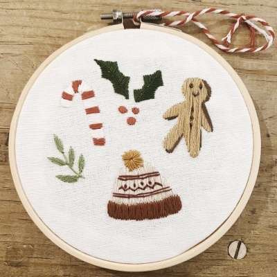 Aro de bordado em madeira com tecido branco e bordados de Natal