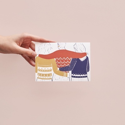 Cartão ilustrado com três pessoas de costas e camisolas coloridas