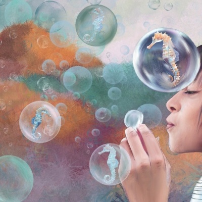 Criança a soprar bolhas com cavalos-marinhos dentro, fundo colorido abstrato.