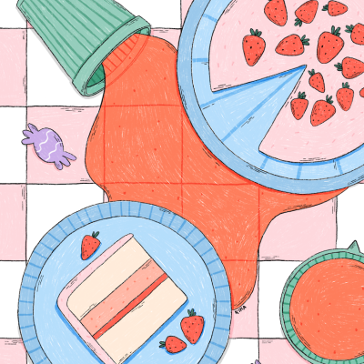 Fatia de bolo de morango e tarte com morangos num tabuleiro azul e copo verde com sumo derramado sobre toalha quadriculada rosa e branca