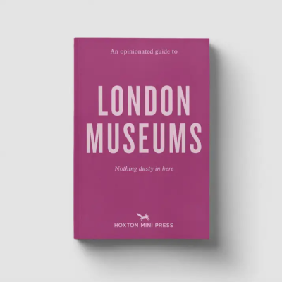 Livro cor magenta com título 'LONDON MUSEUMS' sobre fundo branco