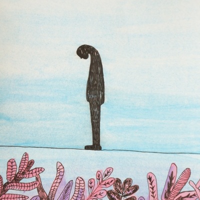 Desenho de figura humana preta curvada em fundo azul claro com plantas cor de rosa e roxo