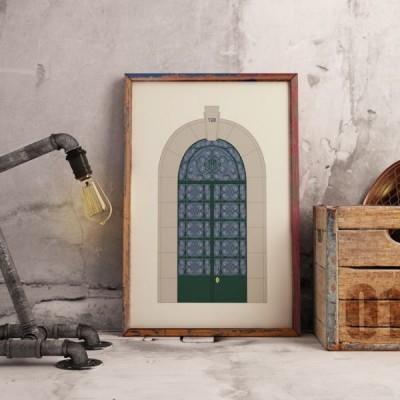 Quadro com ilustração de porta arqueada verde com vidro decorado apoiado numa parede cinzenta