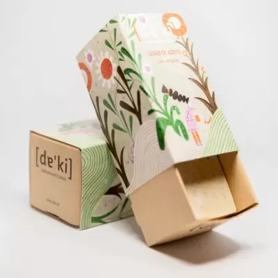 Sabonete em barra natural com embalagem ilustrada e caixa de papelão