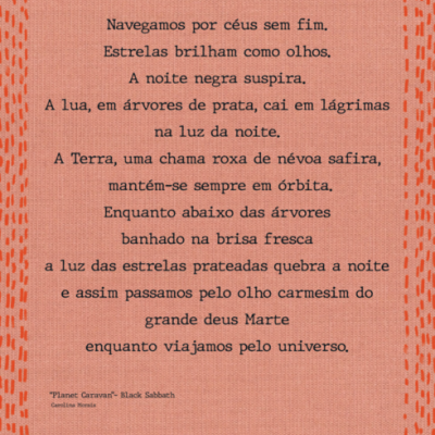 tecido salmão com poema impresso em preto e linhas laranja decorativas