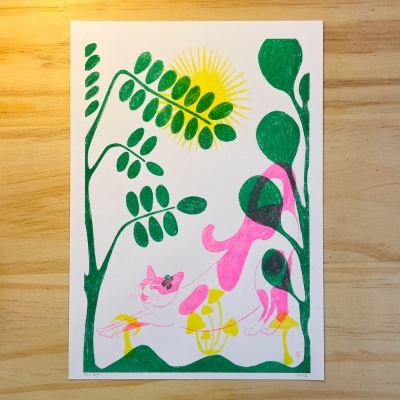 Gravura colorida de gato rosa com plantas verdes, cogumelos amarelos e sol, assinada e numerada, sobre mesa de madeira.