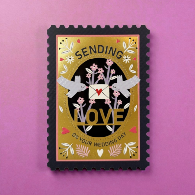 Cartão de casamento formato selo postal com texto SENDING LOVE ON YOUR WEDDING DAY e flores, pássaros em fundo preto e dourado.