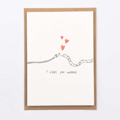 Cartão com desenho de duas cobras e texto 'I LOVE you WEIRDO'