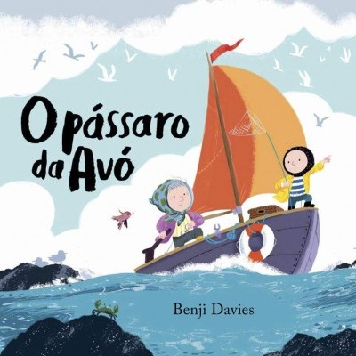 Capa de livro infantil 'O pássaro da Avó' com barco e personagens no mar