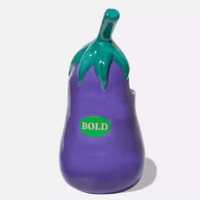 Objeto cerâmico brilhante em forma de berinjela com etiqueta BOLD
