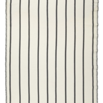 Tapete branco creme com riscas verticais pretas e franjas nas extremidades