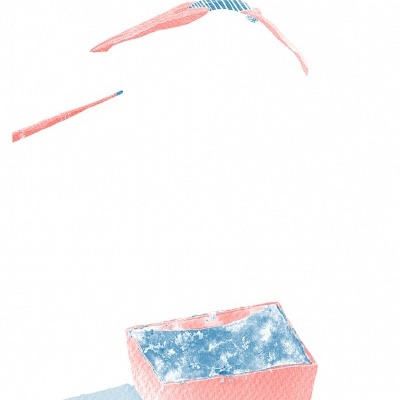 Biquíni duas peças coral e azul com padrão em fundo branco