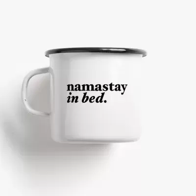 Caneca esmaltada branca com borda preta e texto 'namastay in bed.' em preto