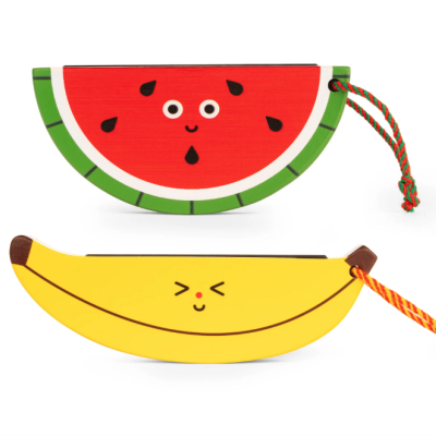 Dois estojos com forma e design de frutas, melancia e banana, com cordões coloridos.