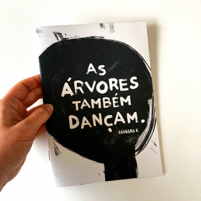 Cartão preto e branco com texto 'AS ÁRVORES TAMBÉM DANÇAM.'