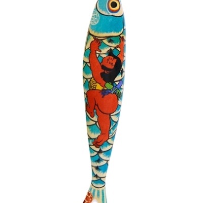 Boneco em forma de peixe azul com figura de bebé vermelho agarrado