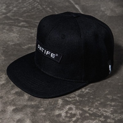 Boné preto com aba plana e etiqueta 'PATIFE®'