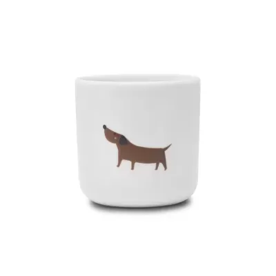 Copo branco com desenho de cão dachshund castanho