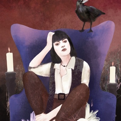 Mulher sentada em cadeira azul com corvo e caveira de pássaro, velas acesas ao redor