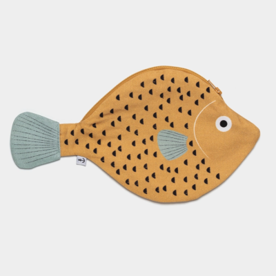 Estojo em forma de peixe amarelo com escamas pretas e nadadeiras cinzentas