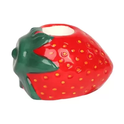 vela decorativa morango vermelha com folhas verdes