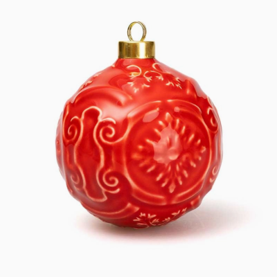 Bola de Natal vermelha em cerâmica com padrão relevo e pendente dourado