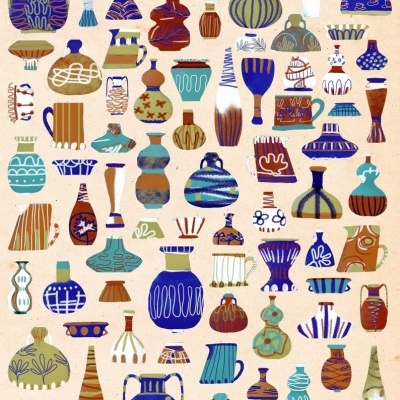 Conjunto de jarros e vasos cerâmicos coloridos com padrões variados sobre fundo bege.