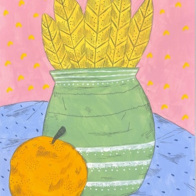 Cesto verde com ramos amarelos e laranja sobre superfície azul e fundo rosa com padrões amarelos.