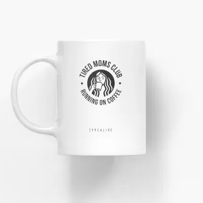 Caneca branca com estampa preta 'TIRED MOMS CLUB RUNNING ON COFFEE'