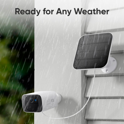 Câmara de segurança com painel solar numa parede exterior com chuva