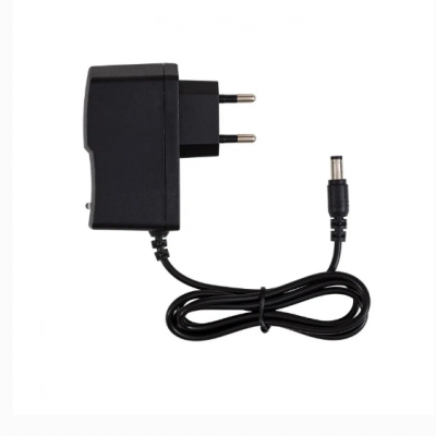 Adaptador de corrente elétrica preto com ficha de dois pinos e cabo enrolado