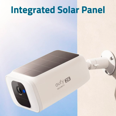 Câmara de segurança branca Eufy 2K com painel solar integrado montada na parede