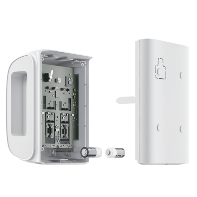 Dispositivo eletrónico branco aberto com visible circuito e pilhas AA