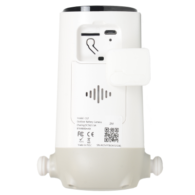 Câmara de segurança exterior branca com base cinza clara, QR code e marcações técnicas
