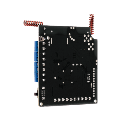 Placa eletrónica preta com bobinas de cobre e conector azul