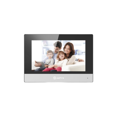 Monitor de vídeo Safire a mostrar família num ambiente doméstico.