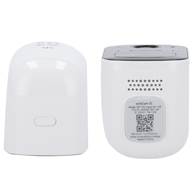 Duas câmaras de vigilância brancas, uma vista frontal e outra traseira com etiqueta e código QR