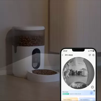 Dispenser branco de comida para animais com tigela cheia de ração no chão