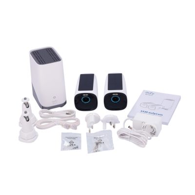 Conjunto de câmaras de segurança e acessórios em fundo branco