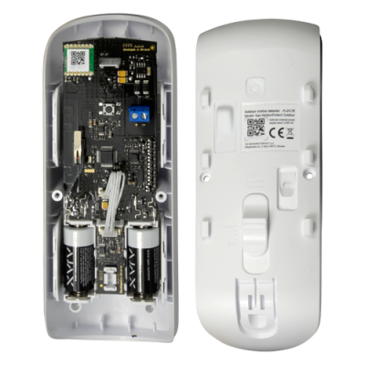 Controlo remoto aberto com pilhas e circuito interior visível