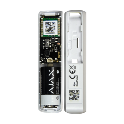 Caixa branca aberta com componentes eletrónicos e bateria marca AJAX