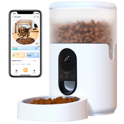 Dispositivo automático dispensador de comida para animais com tigela e smartphone mostrando app de controlo