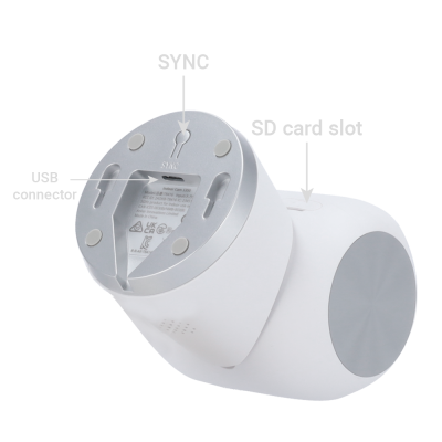 Câmara de segurança branca com base cinzenta e legendas para sincronização, ranhura para cartão SD e conector USB