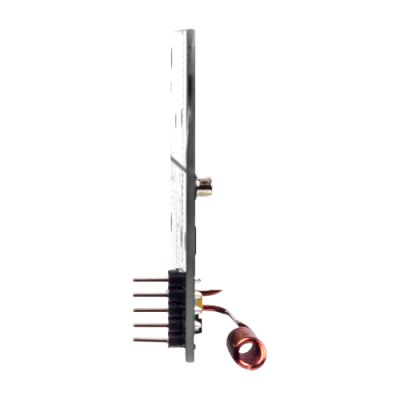 Componente eletrónico com bobina de fio e conectores metálicos numa placa de circuito impresso