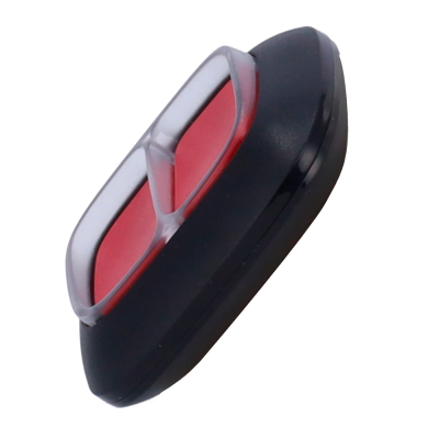 Dispositivo preto e vermelho com cobertura transparente sobre superfície branca