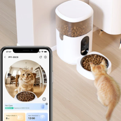 Dispensador automático de ração para gatos com gato e smartphone mostrando app de monitorização